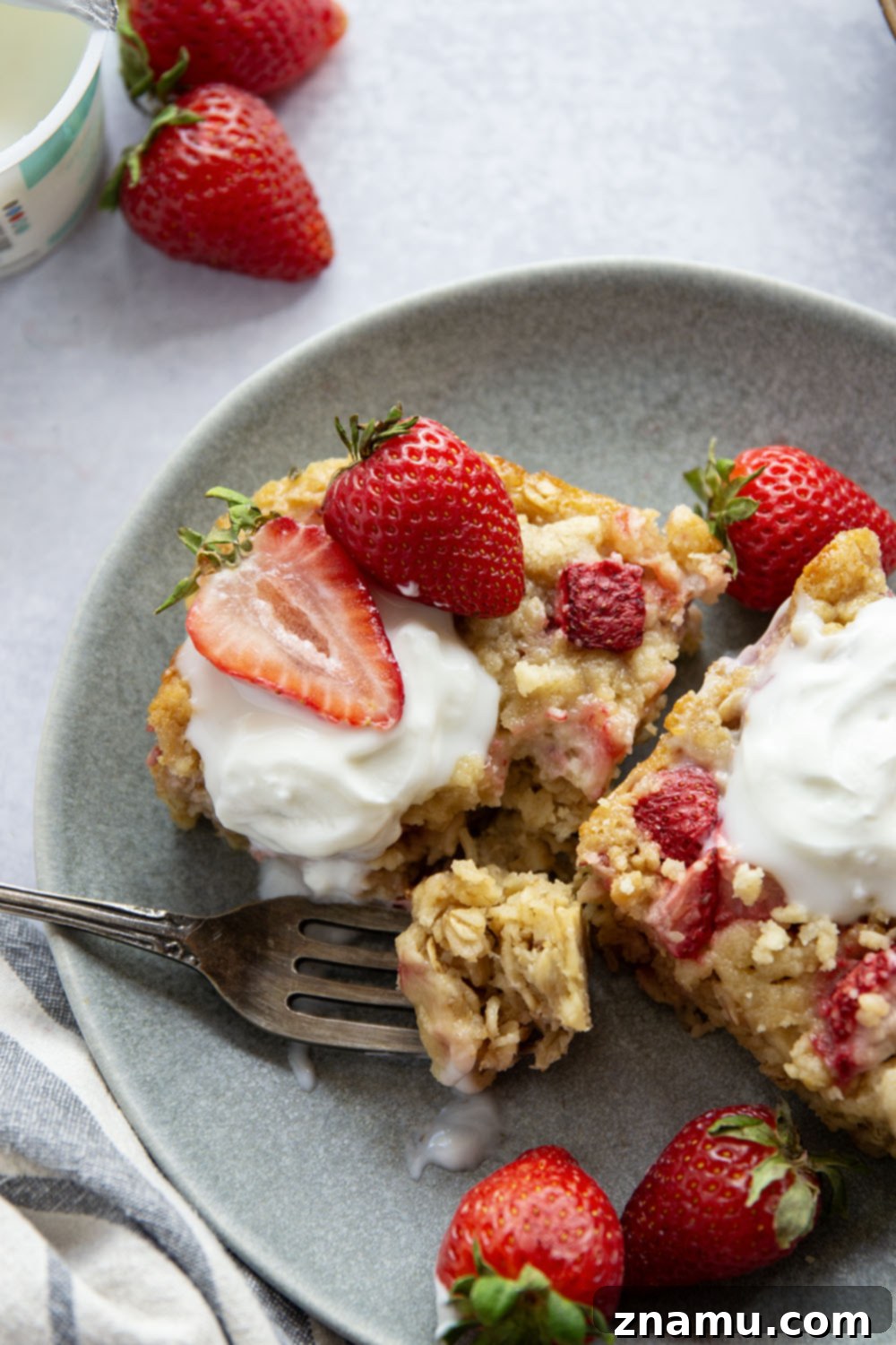 Strawberry Crumble Baked Oats 6 Baked with juicy strawberries and a buttery streusel on top, this strawberry baked oatmeal is soft, fluffy, and incredible with creamy Greek yogurt.