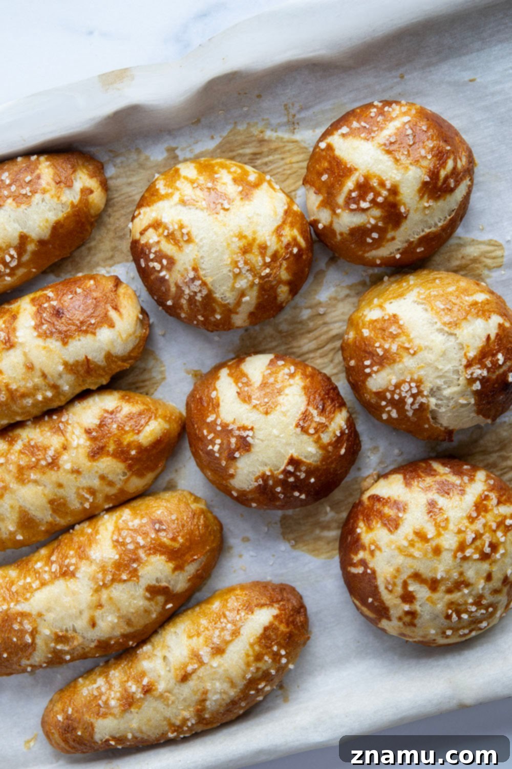 Effortless No-Knead Pretzel Buns 6 These no-knead pretzel buns are perfectly soft and sturdy inside with a golden, crispy exterior. Use them as a base for hamburgers, hot dogs, brats, and pretty much any sandwich you can think of!