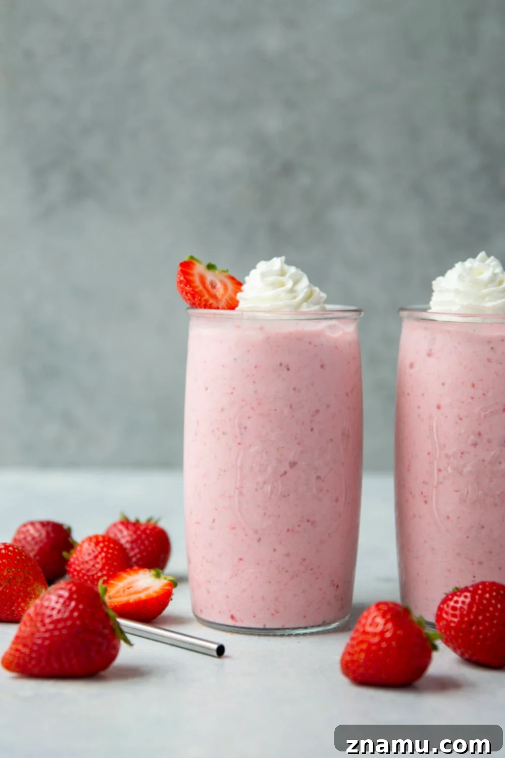 Creamy Strawberry Delight Smoothie 2 Bursting with sweet strawberry flavor and perfectly creamy, this strawberries and cream smoothie only needs 6 ingredients and blends together in 5 minutes!