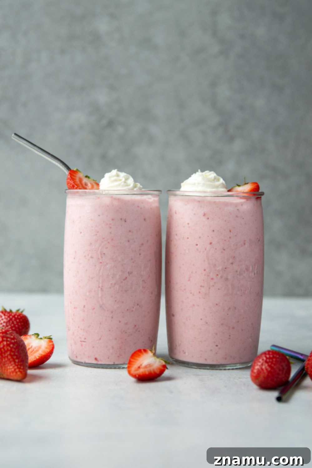 Creamy Strawberry Delight Smoothie 5 Bursting with sweet strawberry flavor and perfectly creamy, this strawberries and cream smoothie only needs 6 ingredients and blends together in 5 minutes!