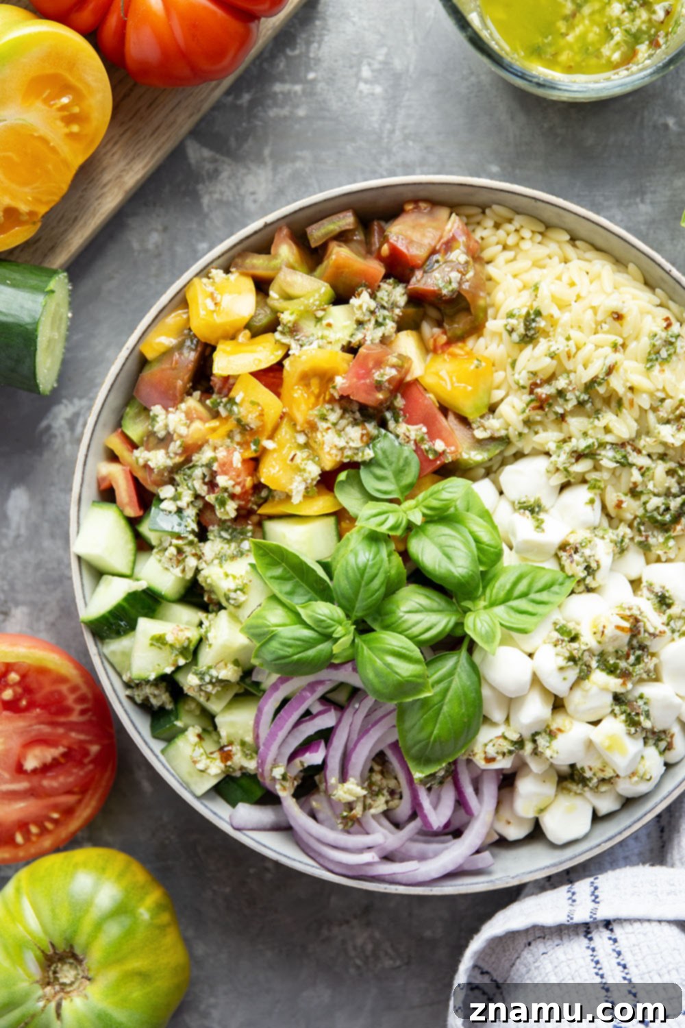 Heirloom Tomato & Orzo Medley with Zesty Pesto Vinaigrette 6 Loaded with summery heirloom tomatoes and a flavorful pesto vinaigrette, this heirloom tomato orzo salad comes together in a snap and is loaded with fresh ingredients!