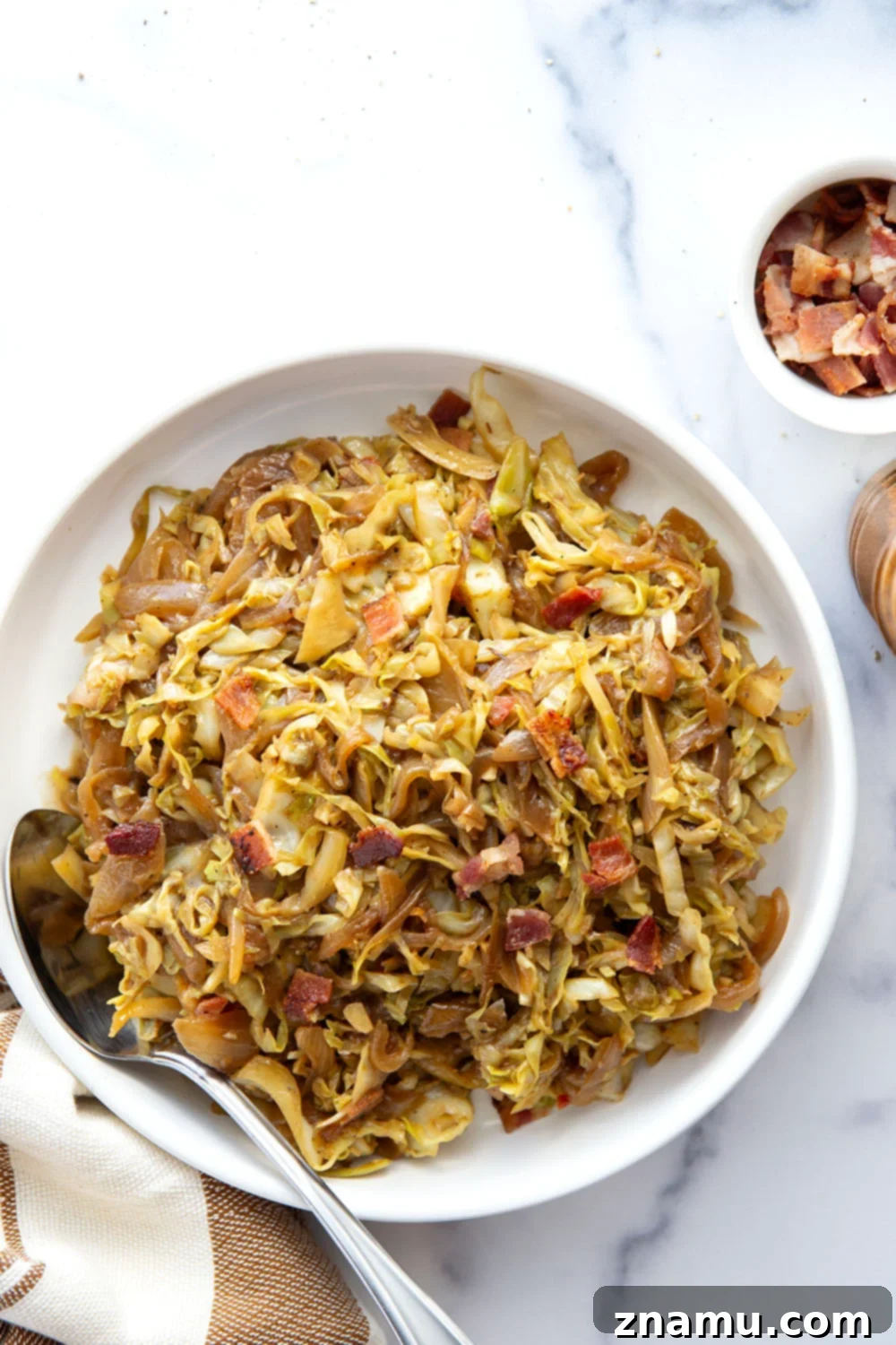 Sweet and Savory Bacon Cabbage Skillet 5 Deeply flavorful caramelized onion and crispy bacon pair perfectly with tender cabbage in this easy bacon fried cabbage. Try pairing it with corned beef and potatoes for a full hearty meal.