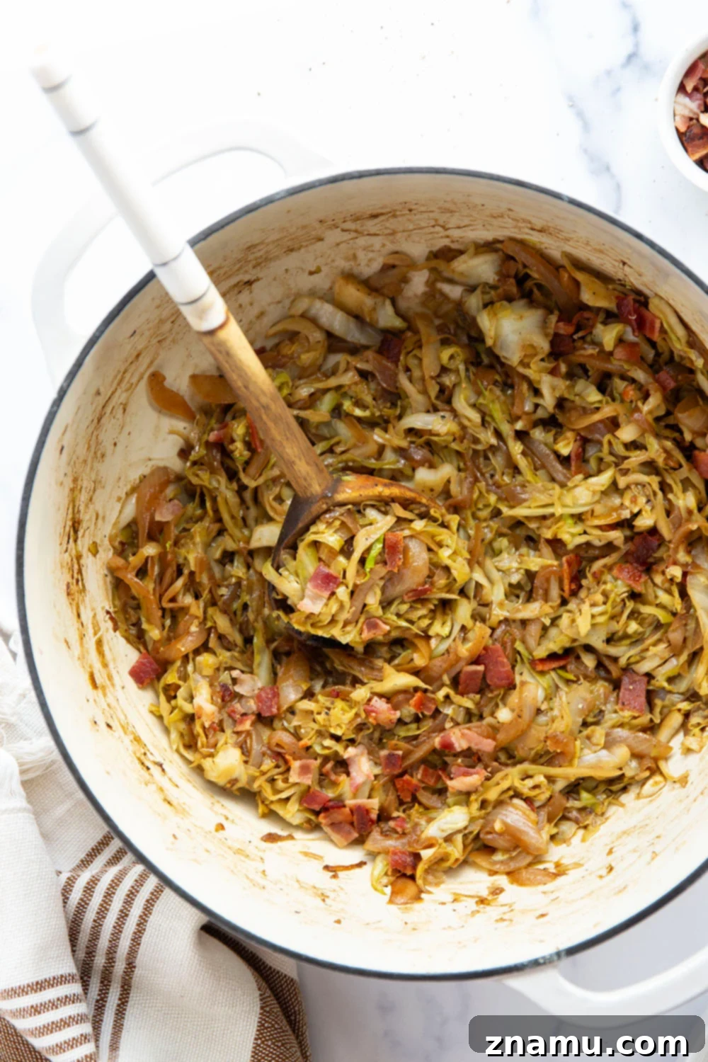 Sweet and Savory Bacon Cabbage Skillet 6 Deeply flavorful caramelized onion and crispy bacon pair perfectly with tender cabbage in this easy bacon fried cabbage. Try pairing it with corned beef and potatoes for a full hearty meal.