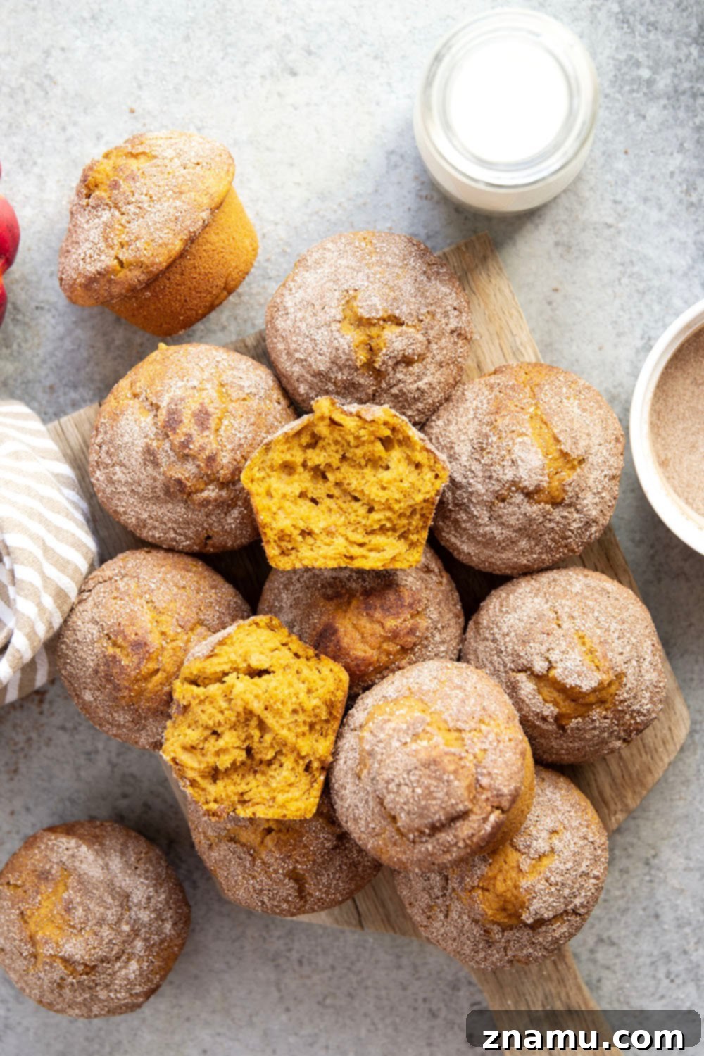 Tarçın Şekerli Balkabağı Muffin 3 Close-up of soft pumpkin snickerdoodle muffins with cinnamon sugar topping