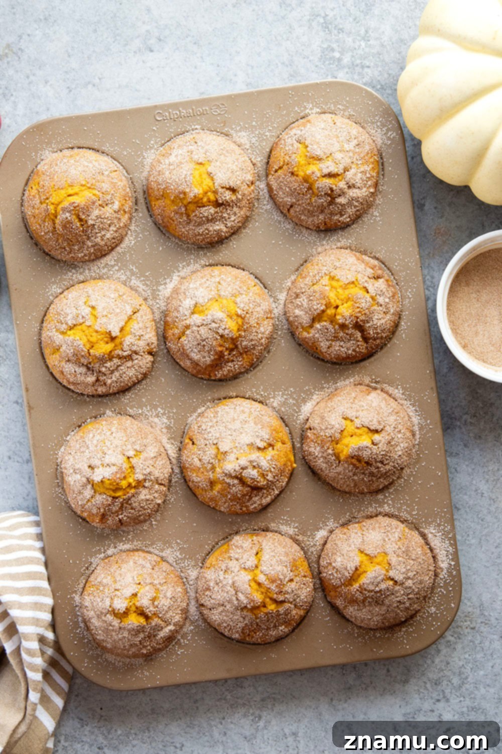 Tarçın Şekerli Balkabağı Muffin 6 A stack of pumpkin snickerdoodle muffins on a plate, ready to be enjoyed