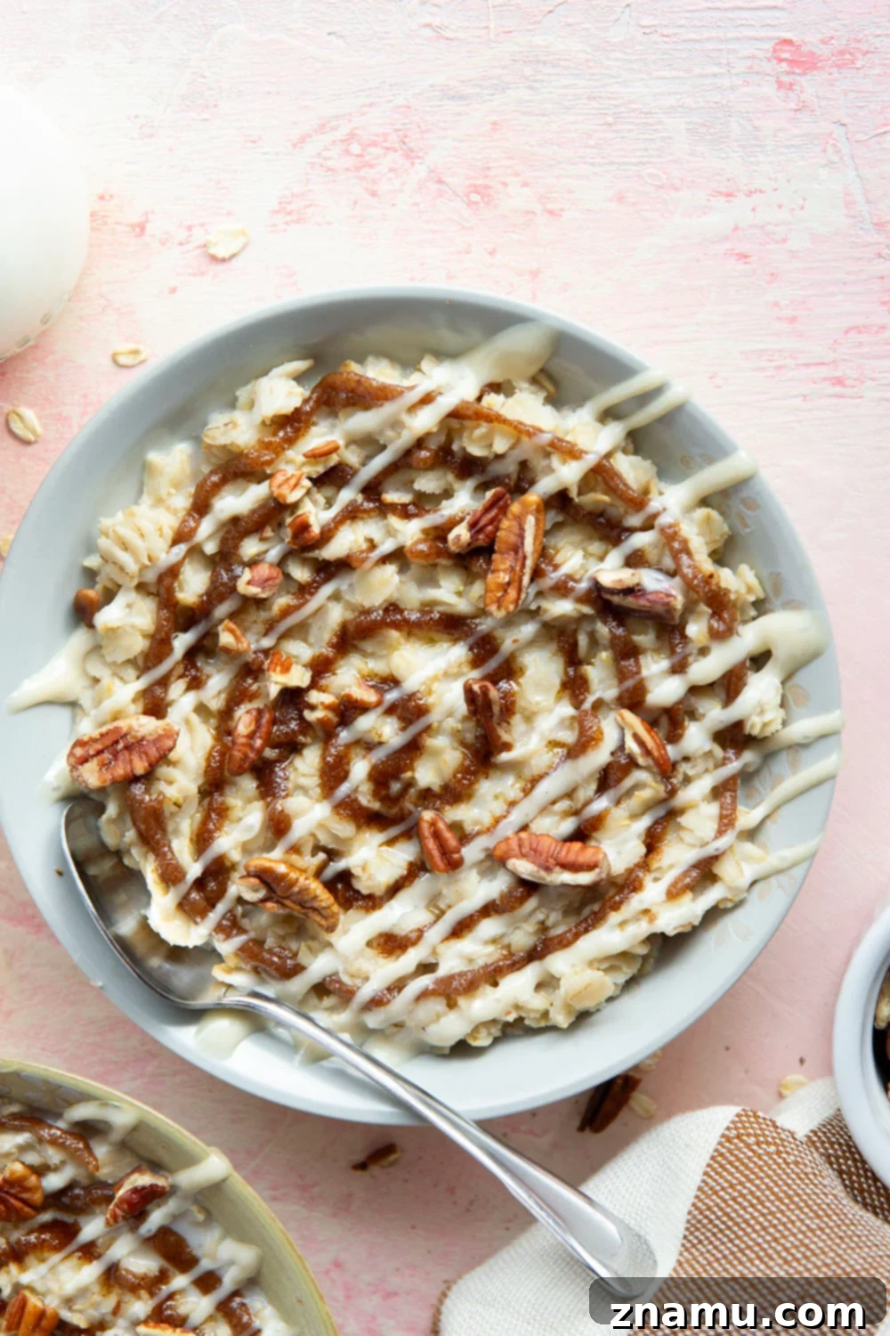 Sweet Cinnamon Swirl Oatmeal 5 This cinnamon roll oatmeal has a luscious swirl of cinnamon sugar glaze and is generously topped with a sweet cream cheese glaze. Your morning oatmeal will never be boring again!