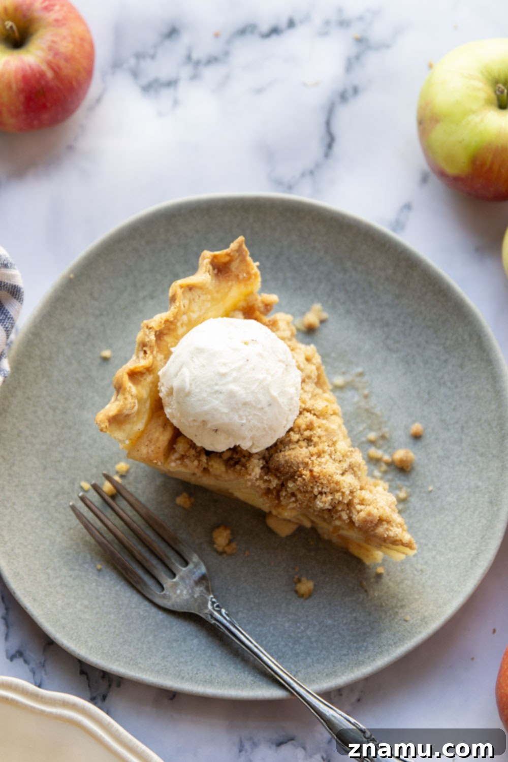 Classic Dutch Apple Pie Perfection 6 This is the best Dutch apple pie you'll ever make! The apples are full of warm fall spices (with a secret ingredient!) and topped with tons of buttery cinnamon streusel.