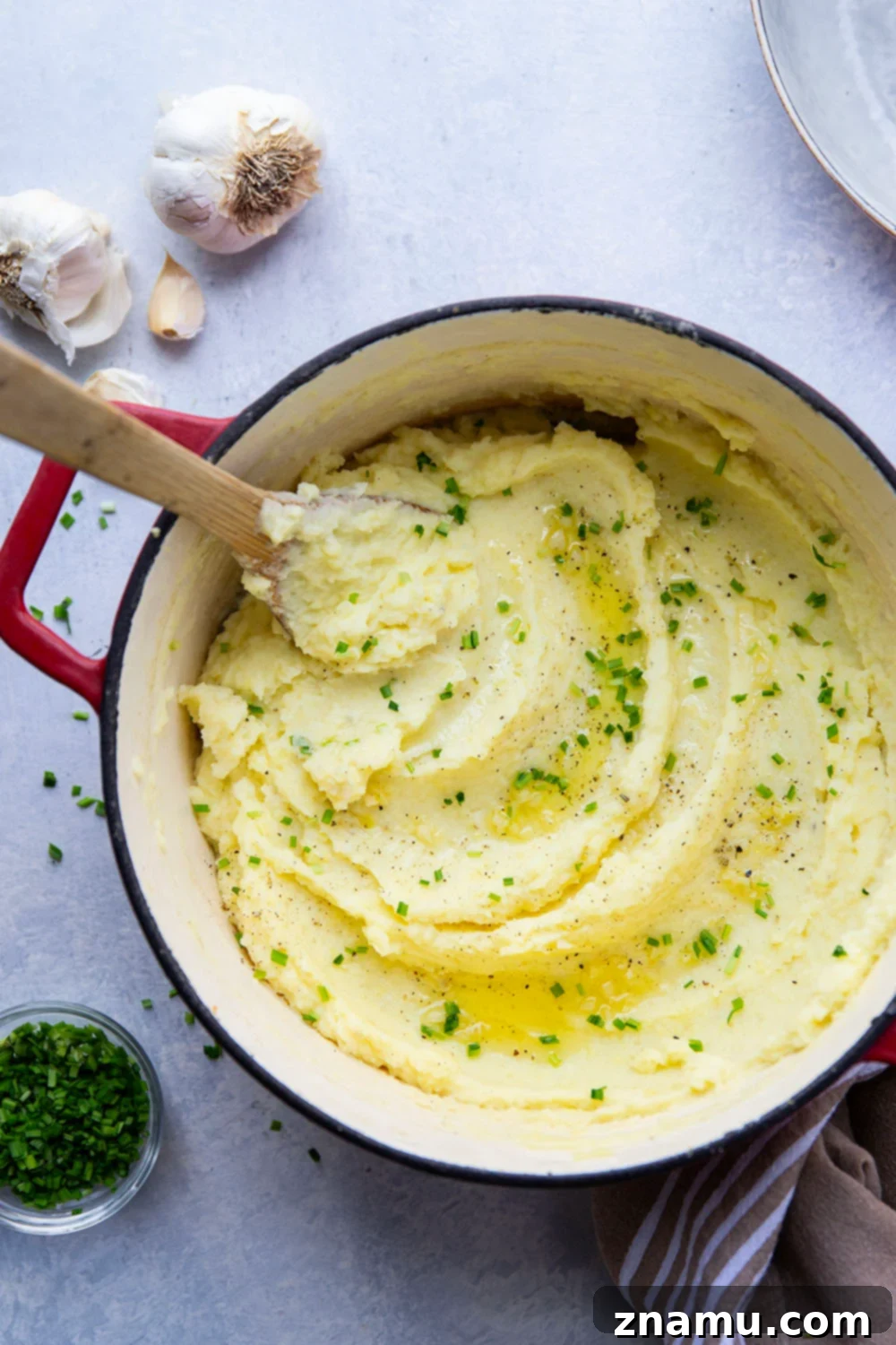 Velvety Garlic Mashed Potatoes 3 Fluffy garlic mashed potatoes with fresh chives, a perfect easy side dish for any meal.