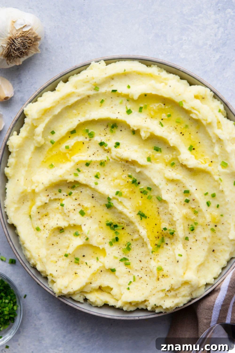 Velvety Garlic Mashed Potatoes 4 Close-up of creamy mashed potatoes with garlic and chives, ready to be served.