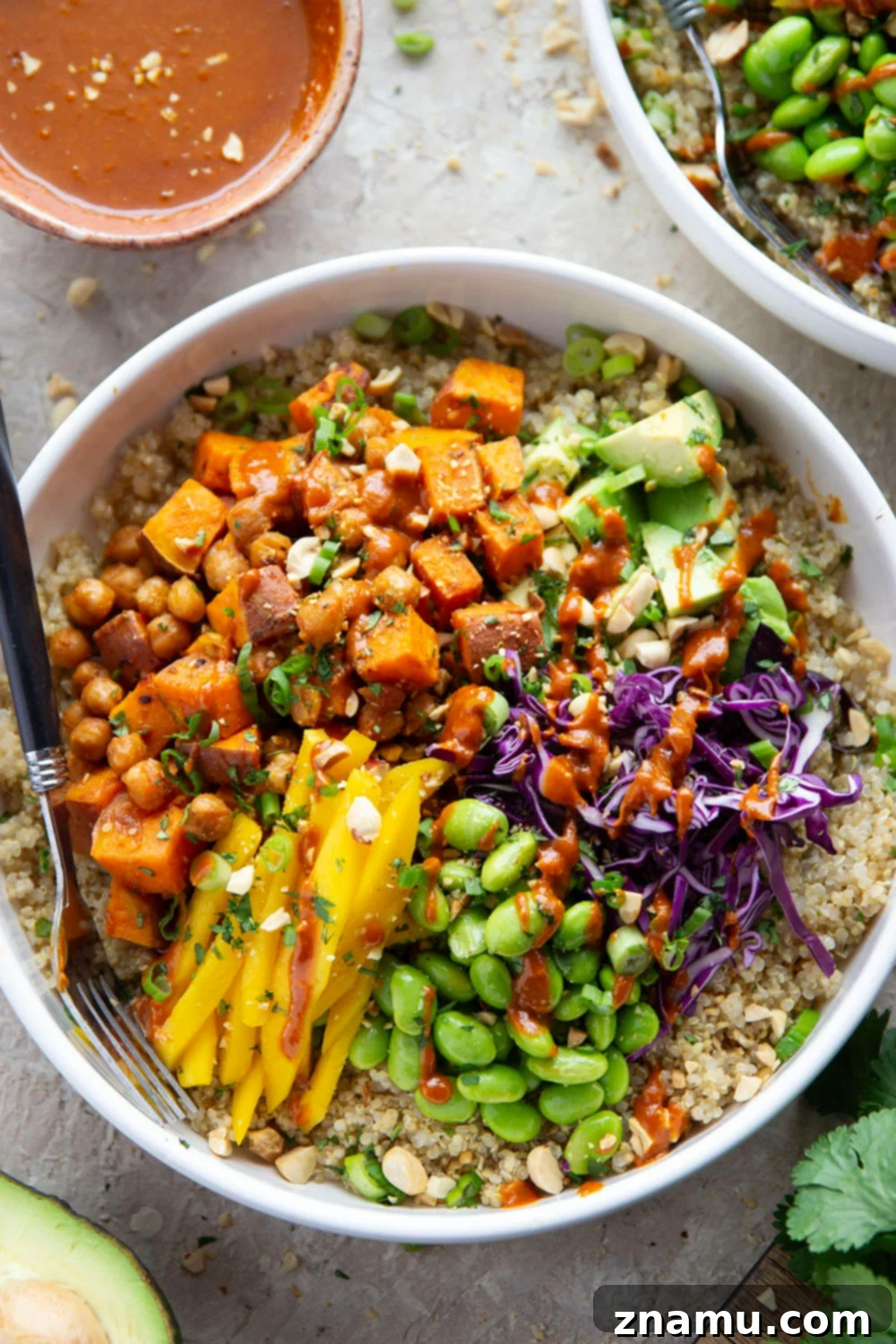 Different bowl base options: quinoa, rice, farro.